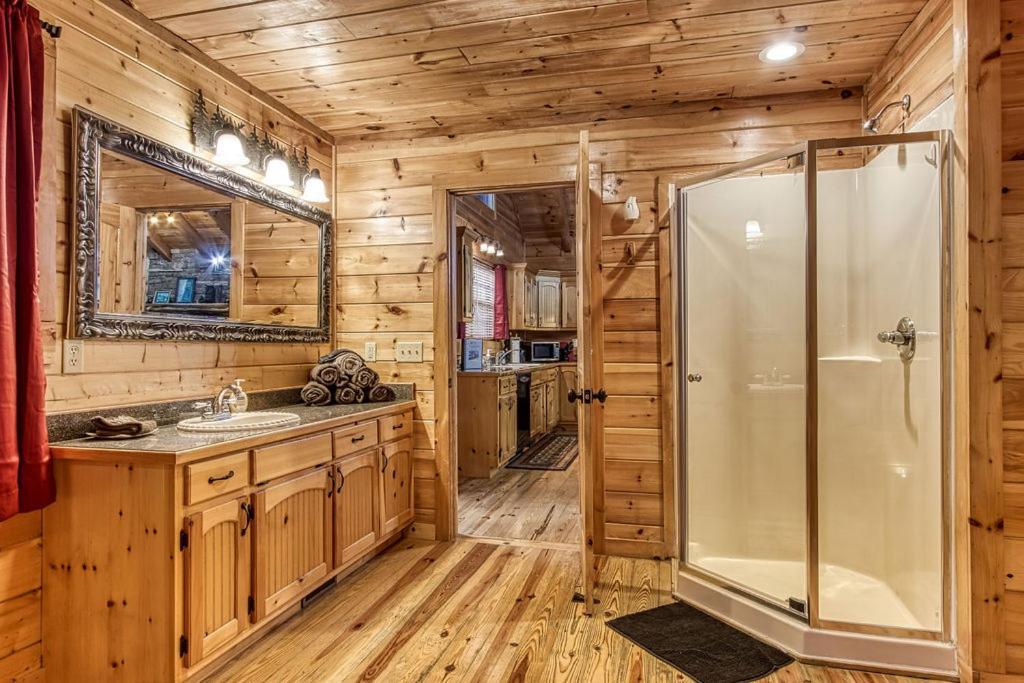 Always Kiss Me Goodnight- Hot Tub, You Get 1089 Of Free Area Attraction Tickets For Each Paid Day! Піджен-Фордж Екстер'єр фото